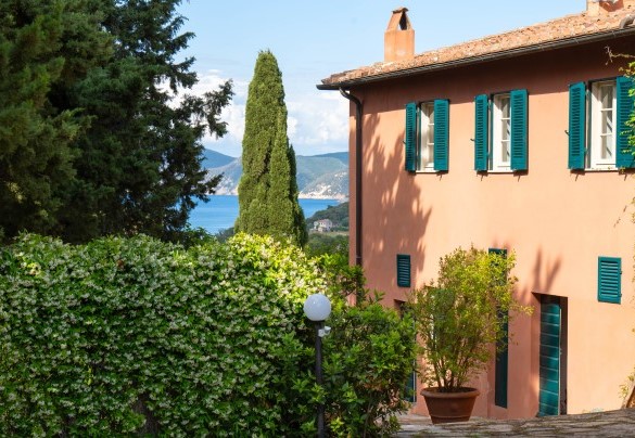 La villa si sviluppa su un terreno degradante su due piani, oltre ad un seminterrato dove è ubicata la lavanderia - Casa del Duca