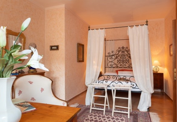Camera matrimoniale n.5, con letto a baldacchino alla francese (1,40cm) al primo piano - Casa del Duca