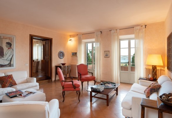 Ampio salone con porte finestra sul terrazzino panoramico sul golfo di Portoferraio - Casa del Duca