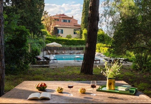 La piscina circondata da una suggestiva pineta - Casa del Duca