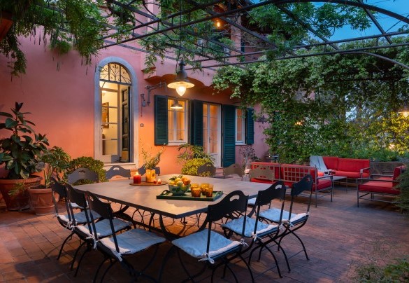 Gazebo, illuminato al tramonto accoglie la zona pranzo, di fronte alla cucina - Casa del Duca