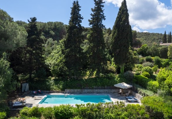 La piscina rettangolare, immersa nel verde del parco, ha dimensioni di 6X13m - Casa del Duca
