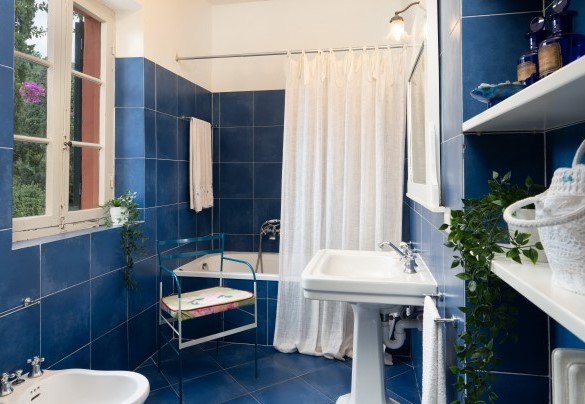 Bagno con vasca n.2, adiacente alle camere n.2 e n.3 - Casa del Duca