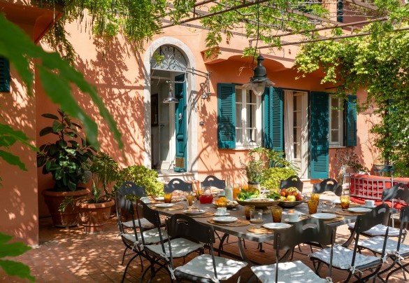 La zona pranzo all'aperto, di fronte all'entrata principale, sotto il gazebo coperto dal glicine - Casa del Duca