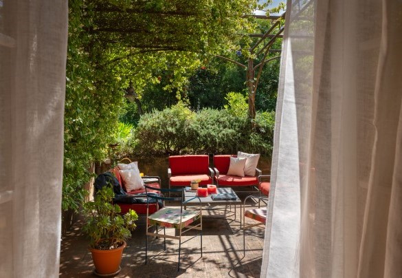 Salotto all'aperto, immerso nei profumi della macchia mediterranea, staccando la spina dalla frenesia quotidiana e ritrovando la pace dei sensi - Casa del Duca