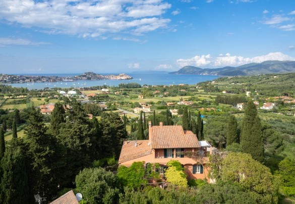 Immersa nella macchia mediterranea, in una stupenda posizione con vista panoramica sul golfo di Portoferraio - Casa del Duca