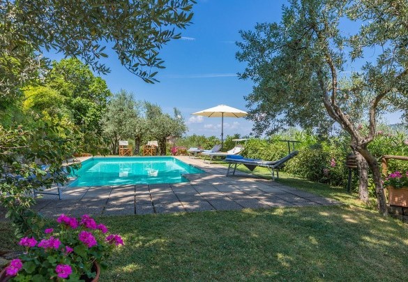 The pool is about 20 m from the house in a lower position - Casa del Sole 