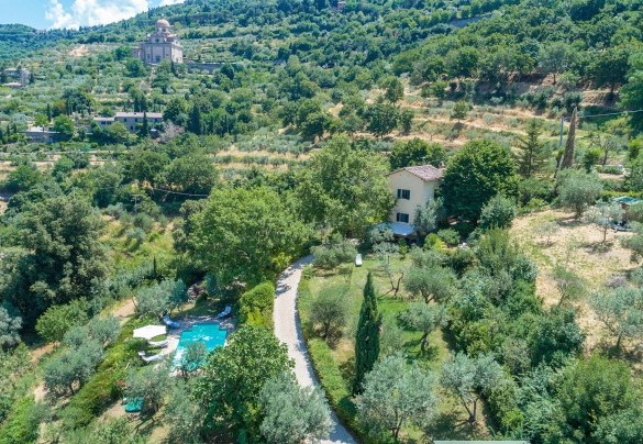  The swimming pool and the farmhouse seen from above - Casa del Sole