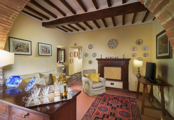 The kitchen connected to the living room with sofas, satellite TV and fireplace - Casa del Sole 4
