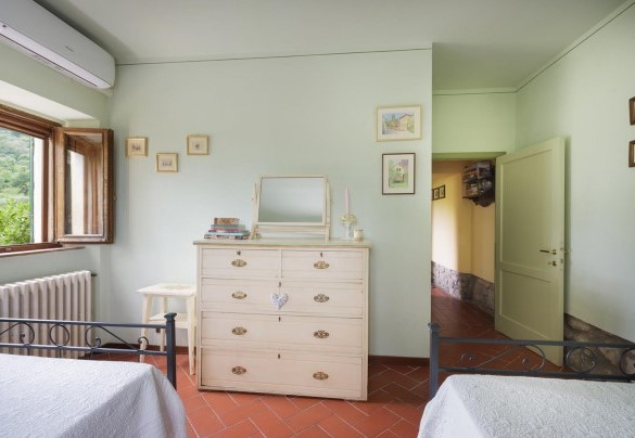 Twin bedroom n.2 on the ground floor with adjacent bathroom with tub with shower – Casa del Sole 4