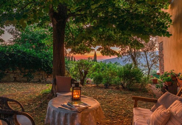 In the secluded area of the garden is an open air lounge with armchairs and a small table - Casa del Sole  