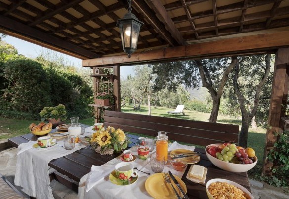 The outdoor dining area with table, benches and barbecue - Casa del Sole  