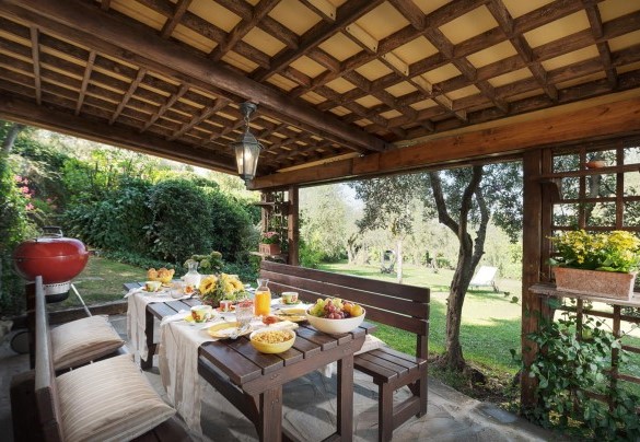 At the back of the house is a pergola - Casa del Sole 