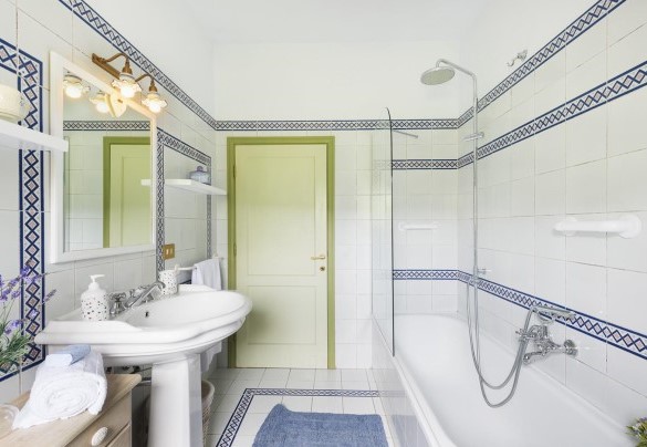 Bathroom n.1 with tub with shower on the ground floor, adjacent at the double bedroom n.1 and the twin bedroom n. 2 – Casa del Sole 4
