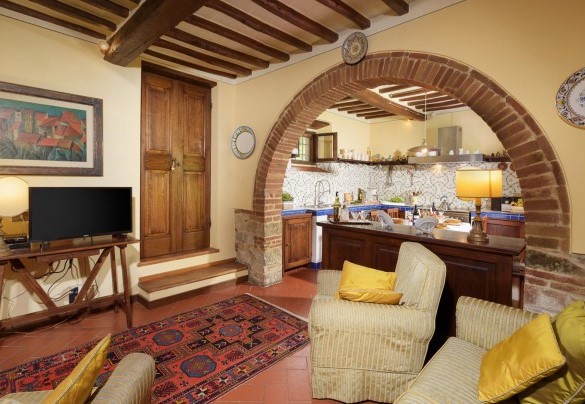 The cozy living room, with sofas and satellite TV, next to the kitchen – Casa del Sole 4