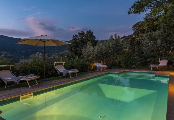 The swimming pool and the pool area illuminated at night - Casa del Sole
