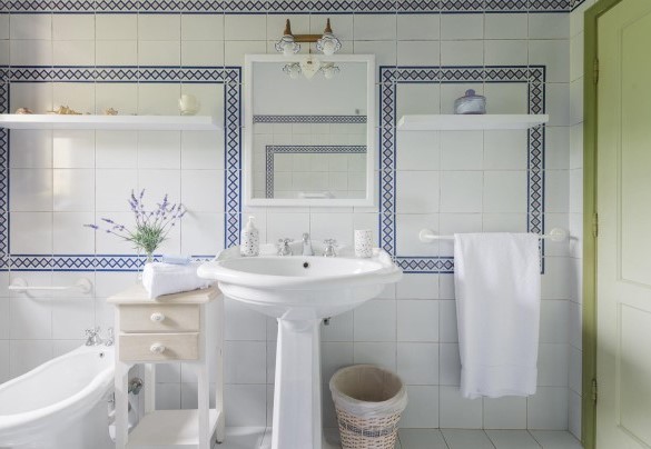Bathroom n.1 with tub with shower on the ground floor, adjacent at the double bedroom n.1 and the twin bedroom n. 2 – Casa del Sole 4