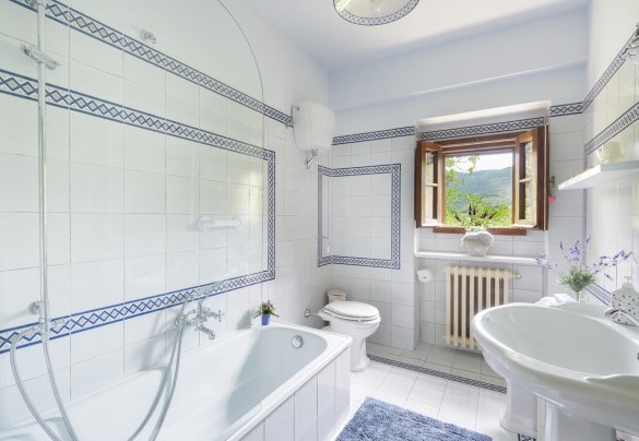 Bathroom n.1 with tub with shower on the ground floor, adjacent at the double bedroom n.1 and the twin bedroom n. 2 – Casa del Sole 4