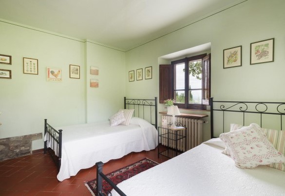 Twin bedroom n.2 on the ground floor with adjacent bathroom with tub with shower – Casa del Sole 4