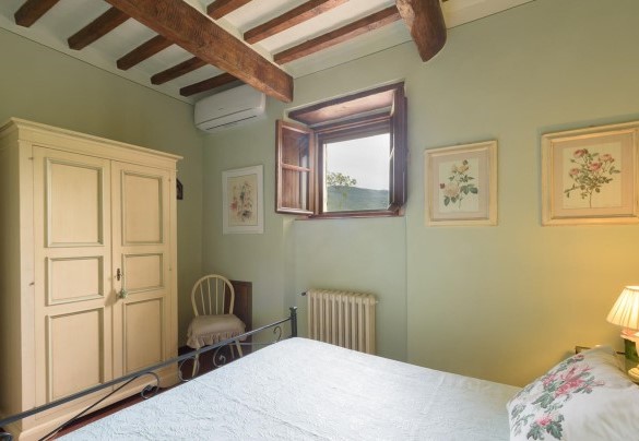 Double bedroom n.1 on the ground floor with adjacent bathroom with tub with shower – Casa del Sole 4