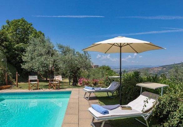 The pool and the sunbath area set up with sunbeds, umbrella and shower - Casa del Sole 