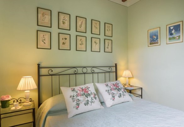 Double bedroom n.1 on the ground floor with adjacent bathroom with tub with shower – Casa del Sole 4