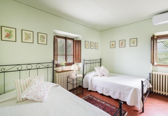 Twin bedroom n.2 on the ground floor with adjacent bathroom with tub with shower – Casa del Sole 4