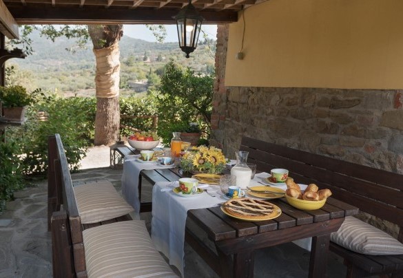 The outdoor dining area shaded by the pergola - Casa del Sole