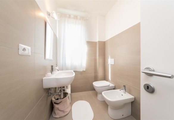 Bathroom n.3 with shower serving room n.2 - Casa di Eolo 8+2