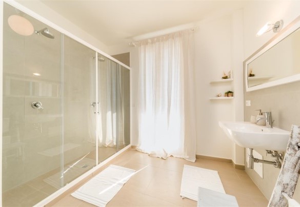 Bathroom n.5 with double shower serving double room n.4 - Casa di Eolo 8+2  