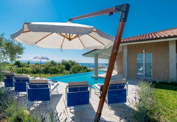 Sunbathing area with umbrella and sun beds wrapped in the scent of lavender - Casa di Eolo 8+2