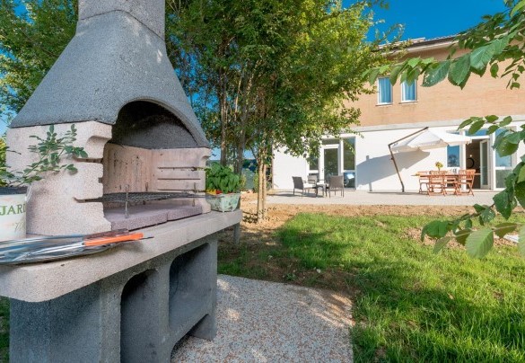 Barbecue in front of the outdoor dining area - Casa di Eolo 8+2