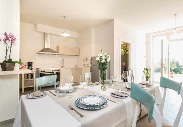 Elegant dining area with the open space kitchen connected with outdoor - Casa di Eolo 8+2