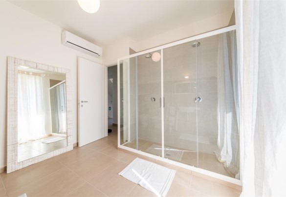 Bathroom n.5 with double shower serving double room n.4 - Casa di Eolo 8+2