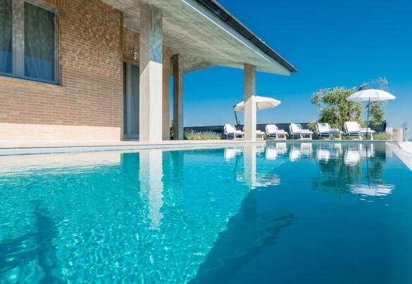 Gracious infinity pool with equipped solarium area - Casa di Eolo 8+2
