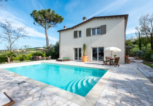 Il retro della villa con piscina – Casa di Pali’