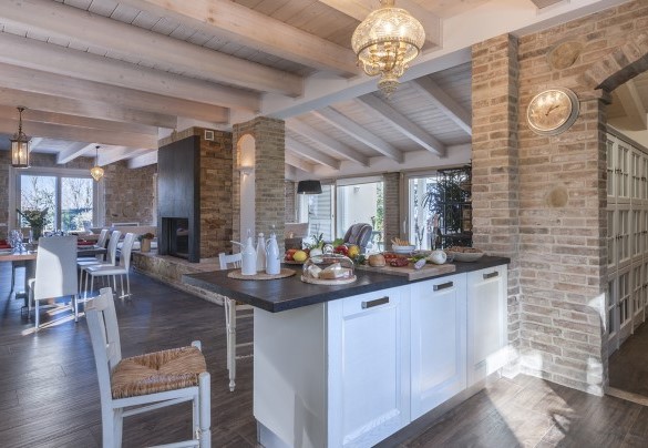 La cucina completamente attrezzata, con comoda isola centrale e con angolo dispensa – Casa di Pali’