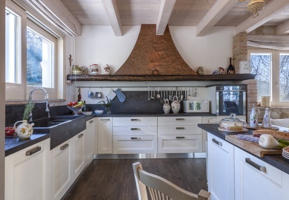 La cucina, completamente attrezzata è posizionata in fondo all’ampio open space – Casa di Pali’