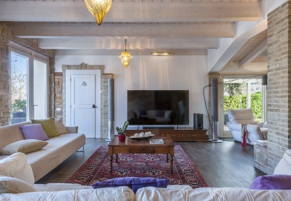 Angolo soggiorno con divani, smartTV e con accesso diretto all’esterno – Casa di Pali’