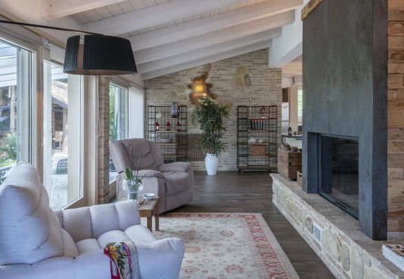 Angolo relax con comode poltrone all’altro lato del camino – Casa di Pali’