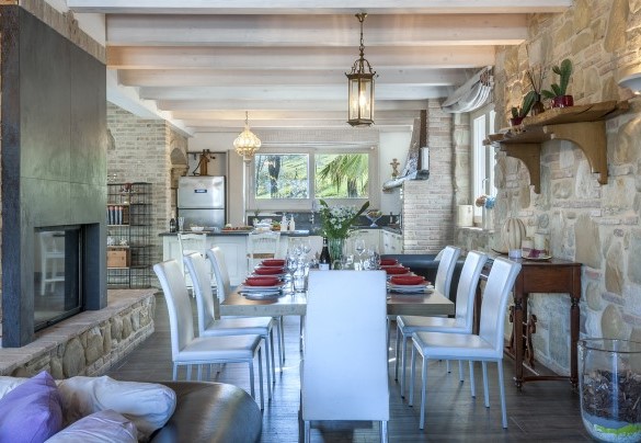 Area pranzo con la cucina sullo sfondo – Casa di Pali’