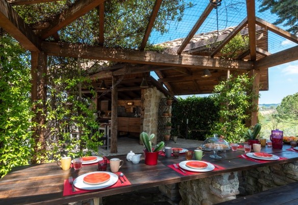 Bellissima pergola in legno con cucina all’aperto e dotata di barbecue fissi per godere appieno della vita all’aperto – Casa di Pali’