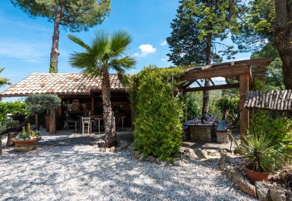 Bellissima pergola in legno con cucina all’aperto e dotata di barbecue fissi per godere appieno della vita all’aperto – Casa di Pali’