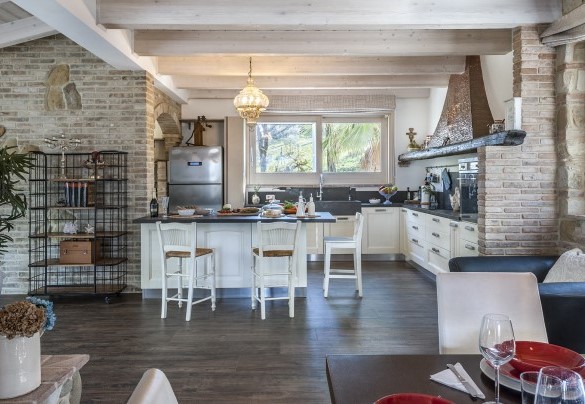 La cucina, completamente attrezzata è posizionata in fondo all’ampio open space – Casa di Pali’