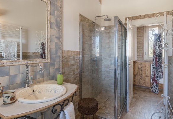 Bagno n.2 con doccia al primo piano – Casa di Pali’