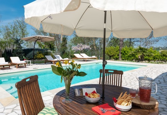 Piscina 5x8m con area solarium dotata di ombrellone, lettini e divanetti – Casa di Pali’