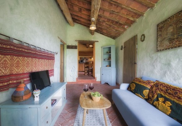 The sitting room with TV in unit 2 on the upper floor - Casa di Pan