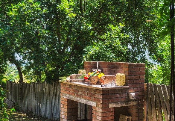 The built-in barbecue located a few meters from the portico - Casa di Pan 