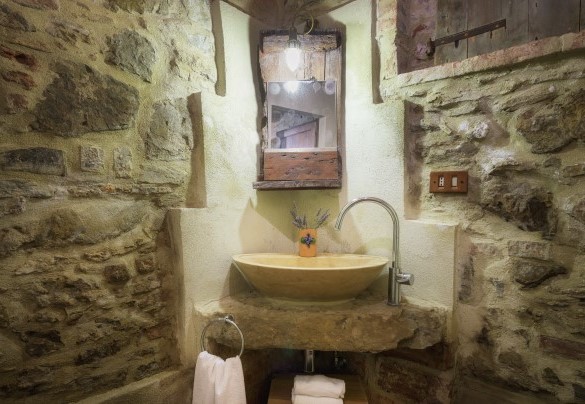Toilet, with entrance also from the outside, in unit 1 - Casa di Pan   