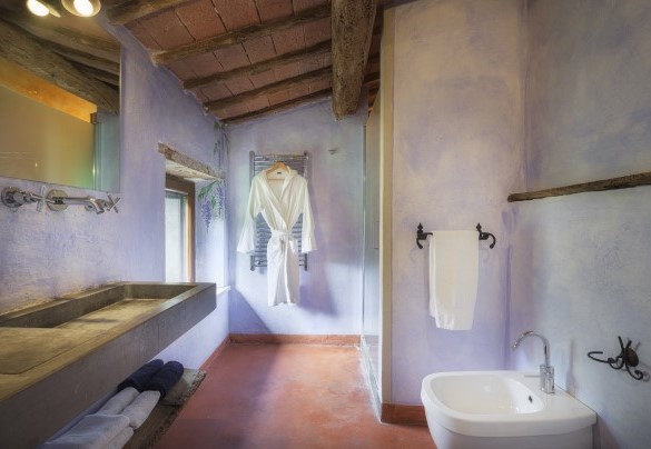 Bathroom n.1 with shower (with a second door) en-suite with room n. 1  - Casa di Pan  